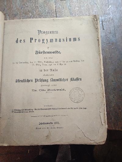 Programm+des+Progymnasiums+zu+F%C3%BCrstenwalde+durch+welches+zu+der+Donnerstag%2C+den+18.+M%C3%A4rz%2C+Nachmittags+von+2+Uhr+an+und+Freitag%2C+den+19.+M%C3%A4rz%2C+Vormittags+von+8+Uhr+an+in+der+Aula+abzuhaltenden+%C3%B6ffentlichen+Pr%C3%BCfung+s%C3%A4mmtlicher+Klassen+ehrerbietigst+einladet+Dr.+Otto+Buchwald%2C+Rector++Inhalt%3A+%C3%9Cber+die+Glaubw%C3%BCrdigkeit+Voltaire+s+in+seinem+Charles+XII%2C+Schulnachrichten