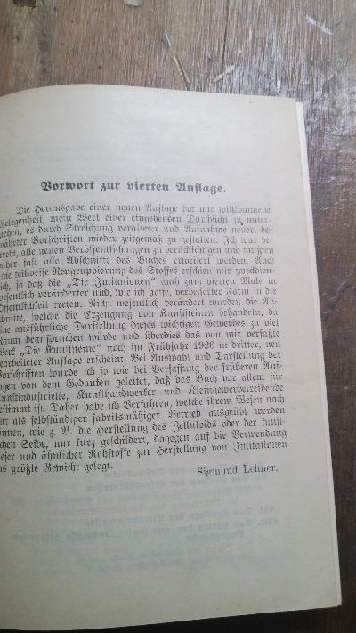Die Imitationen  Eine Anleitung zur Nachahmung von Natur - und Kunstprodukten wie: Elfenbein, Schildpatt, Perlen und Perlmutter, Korallen, Bernstein, Horn, Hirschhorn, Fischbein, Alabaster, Marmor, Malachit, Avanturin, Lapislazuli, Onyx, Meerschaum, Schiefer, edlen Hölzern sowie zur Anfertigung von Kunst-Steinmassen, Nachbildungen von Holzschnitzereien, Bildhauerarbeiten, Mosaiken, Intarsien, Leder, Seide usw. Für Gewerbetreibende und Künstler - Front Cover