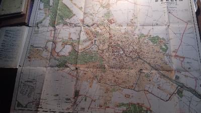 Neuester Plan von Berlin, Charlottenburg und Westend  und Westend mit Angabe der Post-Expeditionen, der Telegraphen Stationen und der Revier-Polizei-Bureaux nebst einem Verzeichniss der Strassen, Plätze u. öffentlichen Gebäuden etc. sowie der Sehenswürdigkeiten Berlins  Ausgabe A.  Ganz in Farbendruck ausgeführt - Front Cover
