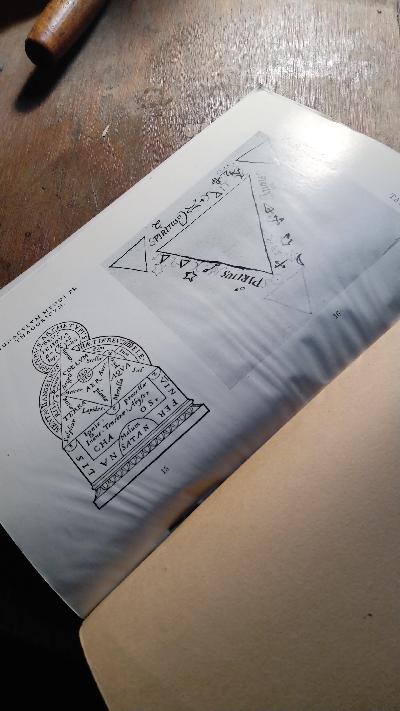 Das Dreieck  Die Geschichte eines religiösen Symbols - Front Cover